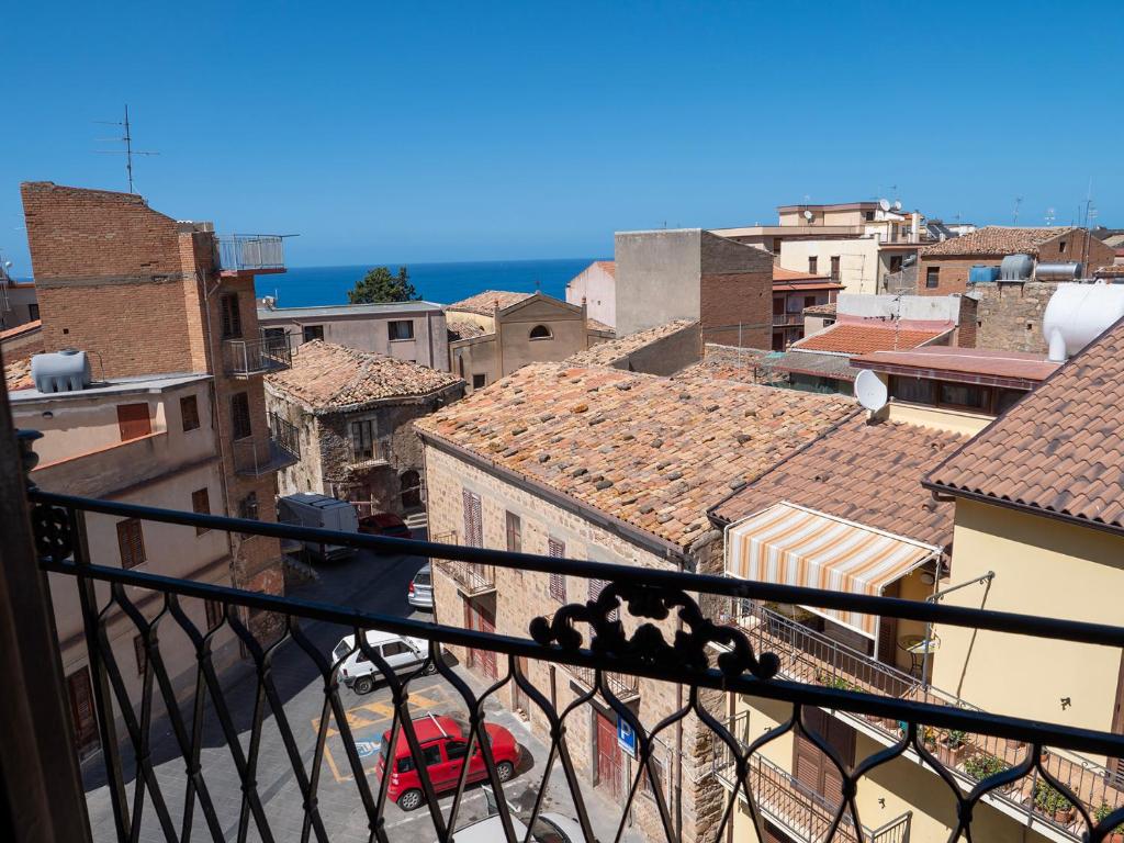 einen Balkon mit Stadtblick in der Unterkunft La Torre in Santo Stefano di Camastra