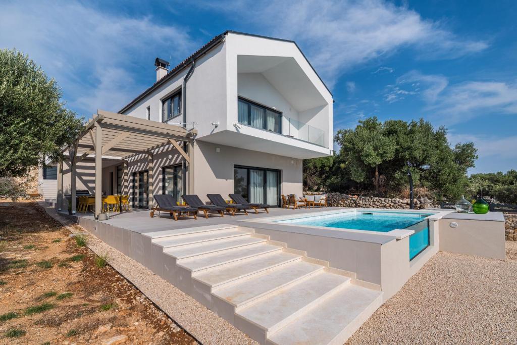 una casa bianca con una piscina di fronte di BRAND NEW Luxury Villa Lun, 5-stars, 4 double bedrooms, pool a Lun