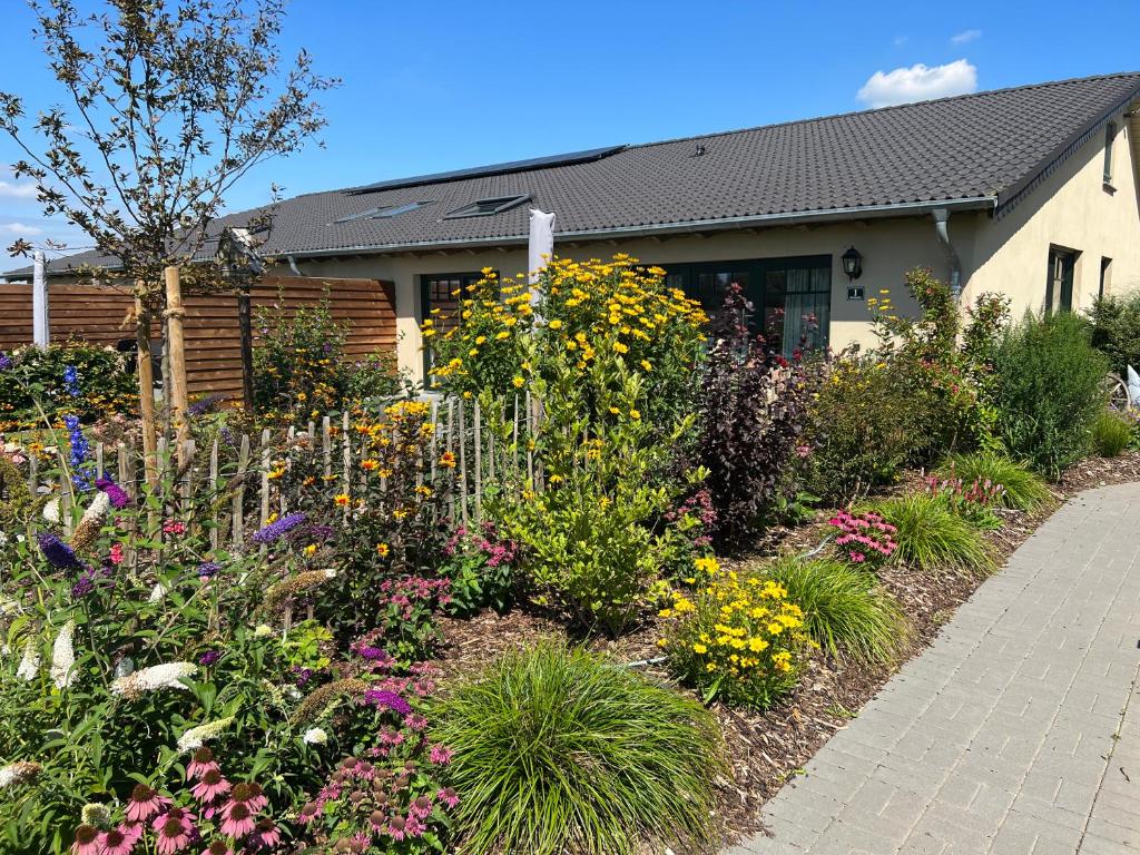 un jardín con flores frente a una casa en Königsgut Emmericher Eyland, en Kalkar