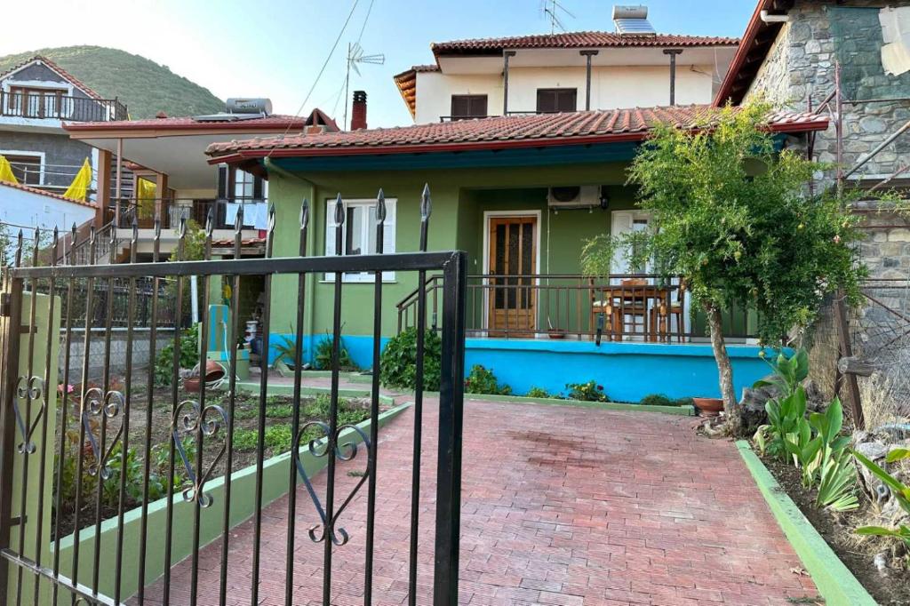a house with a gate in front of it at Nihtolouloudo house in Nea Vrasna