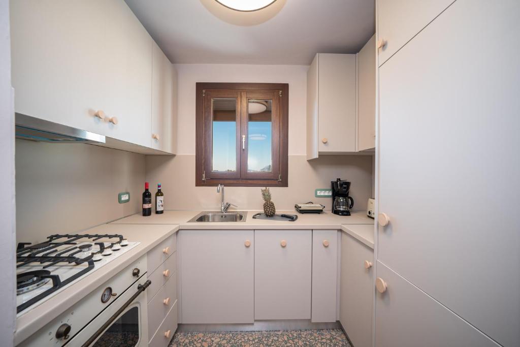 Kuchyň nebo kuchyňský kout v ubytování Pink Panther Maisonette Suite