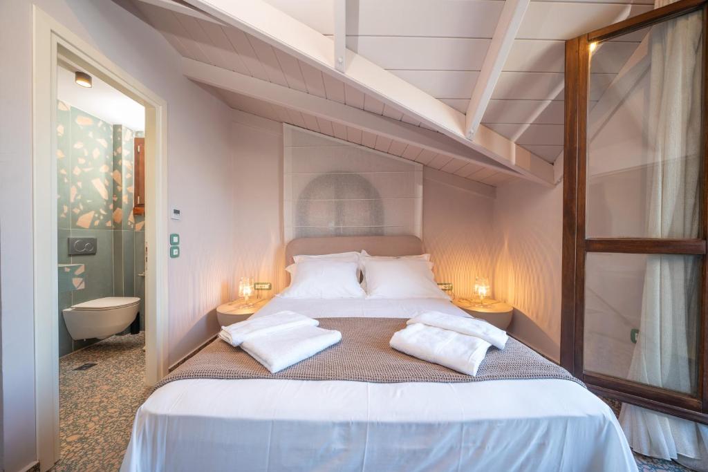Postel nebo postele na pokoji v ubytování Pink Panther Maisonette Suite
