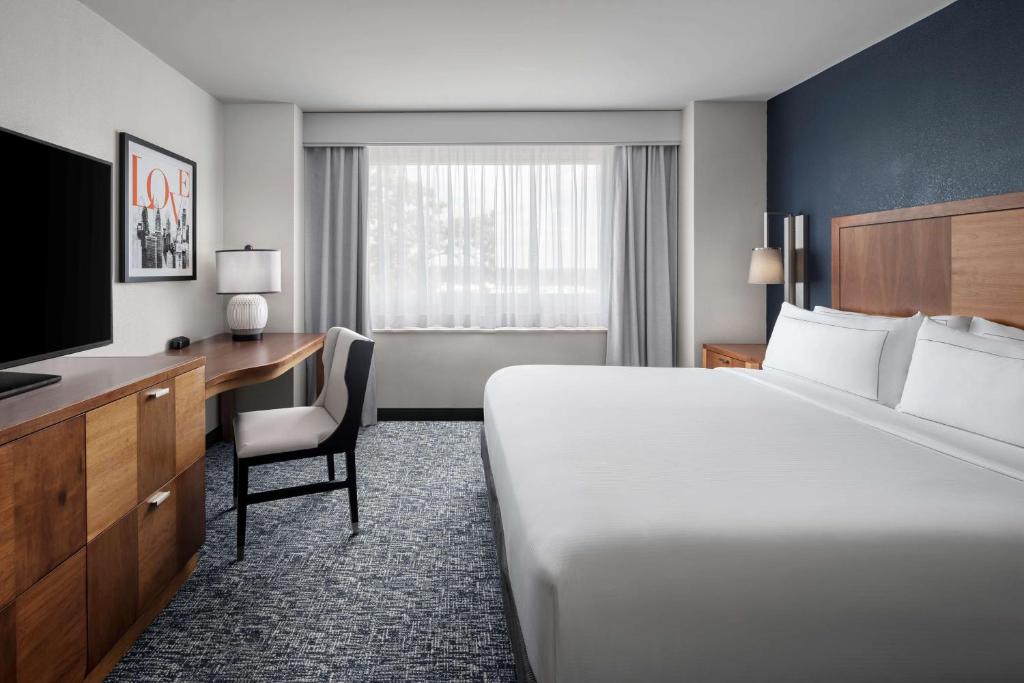 The Alloy, a DoubleTree by Hilton - Valley Forge - King Corner Suite - Non-Smoking