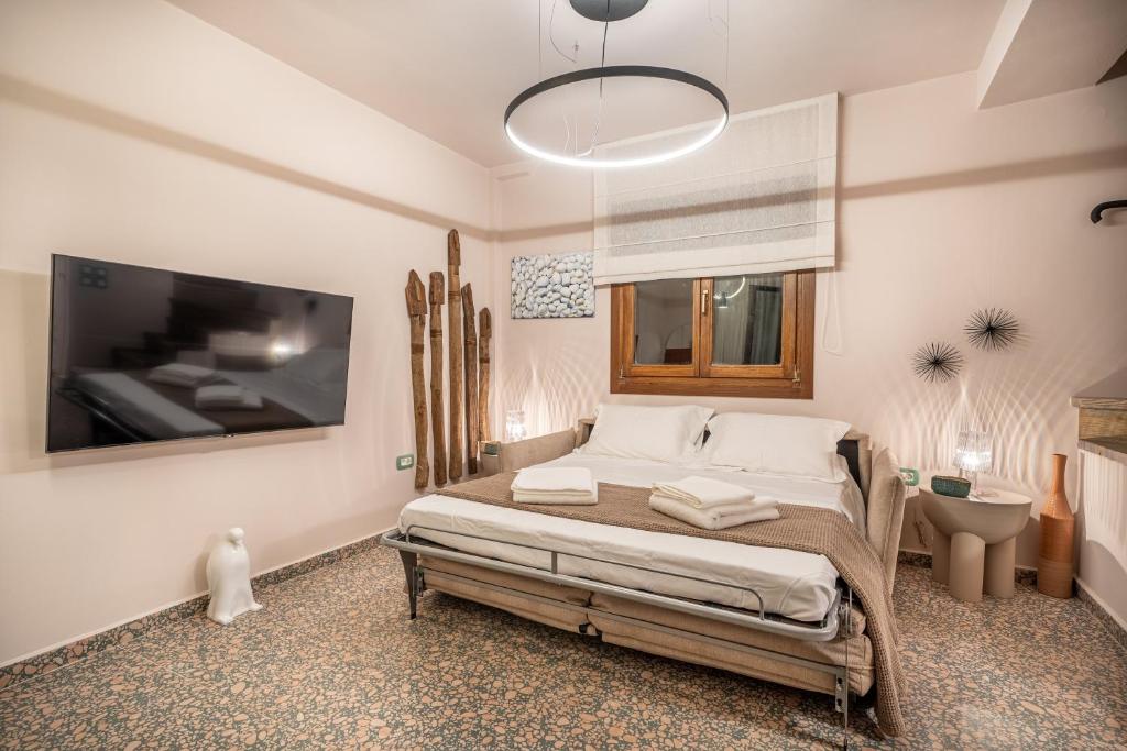 Postel nebo postele na pokoji v ubytování Pink Panther Maisonette Suite