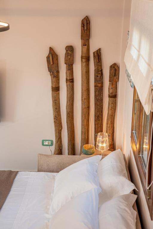 Postel nebo postele na pokoji v ubytování Pink Panther Maisonette Suite