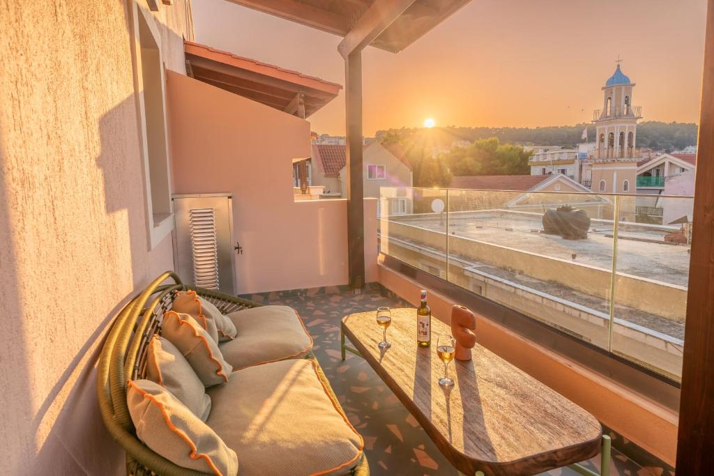 Balkón nebo terasa v ubytování Pink Panther Maisonette Suite
