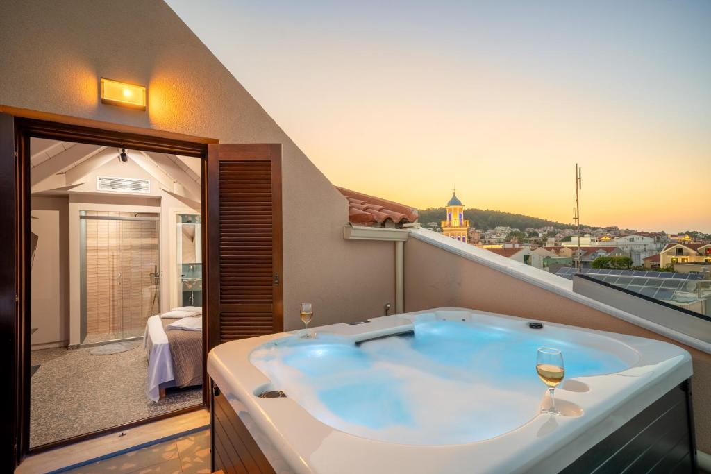 een bad op een balkon met uitzicht bij Pink Panther Maisonette Suite in Argostoli