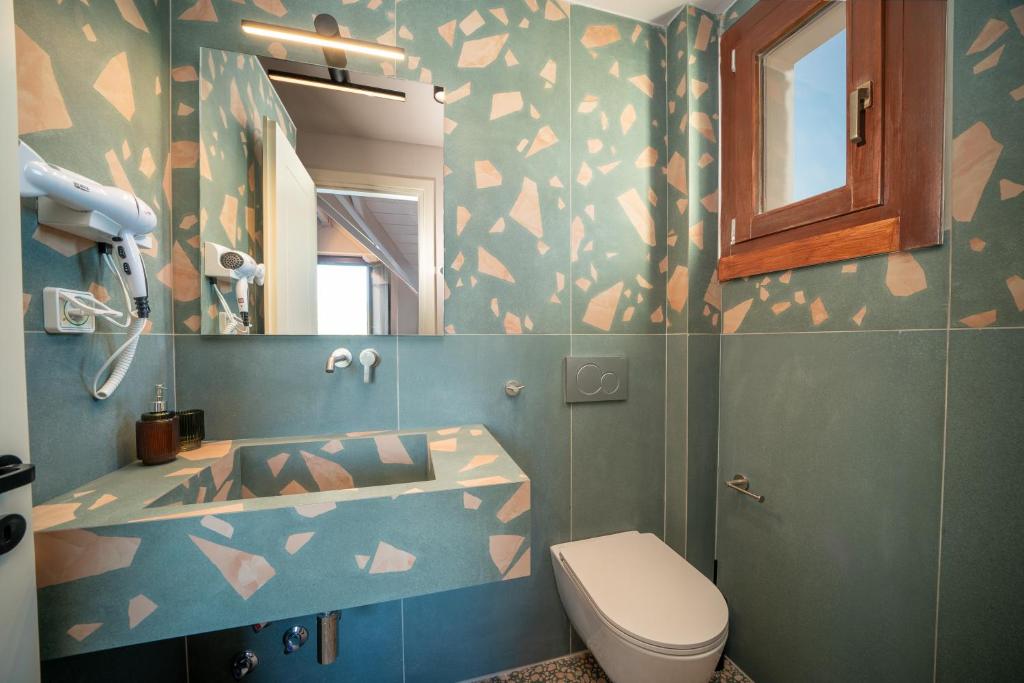 Koupelna v ubytování Pink Panther Maisonette Suite