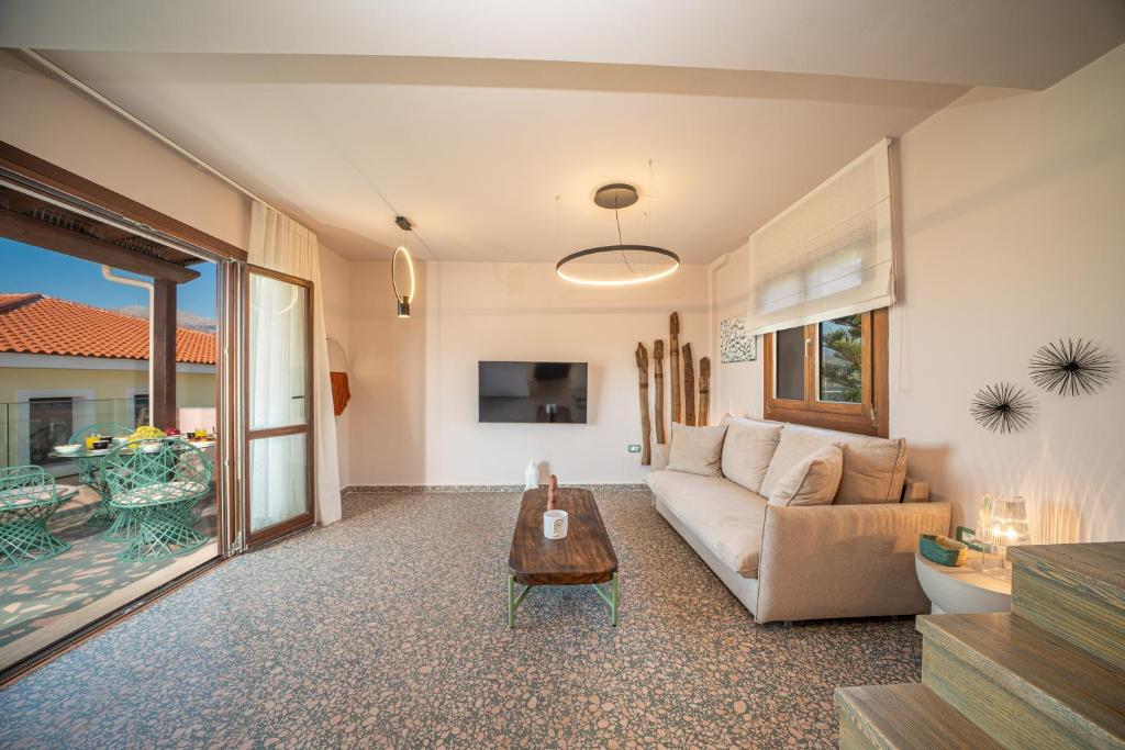 TV a/nebo společenská místnost v ubytování Pink Panther Maisonette Suite