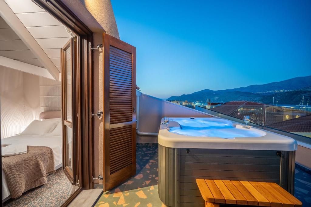 Nespecifikovaný výhled na hory nebo výhled na hory při pohledu z hotelu