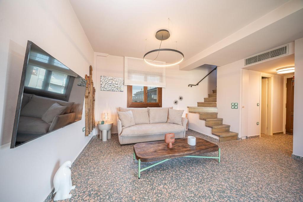 TV a/nebo společenská místnost v ubytování Pink Panther Maisonette Suite
