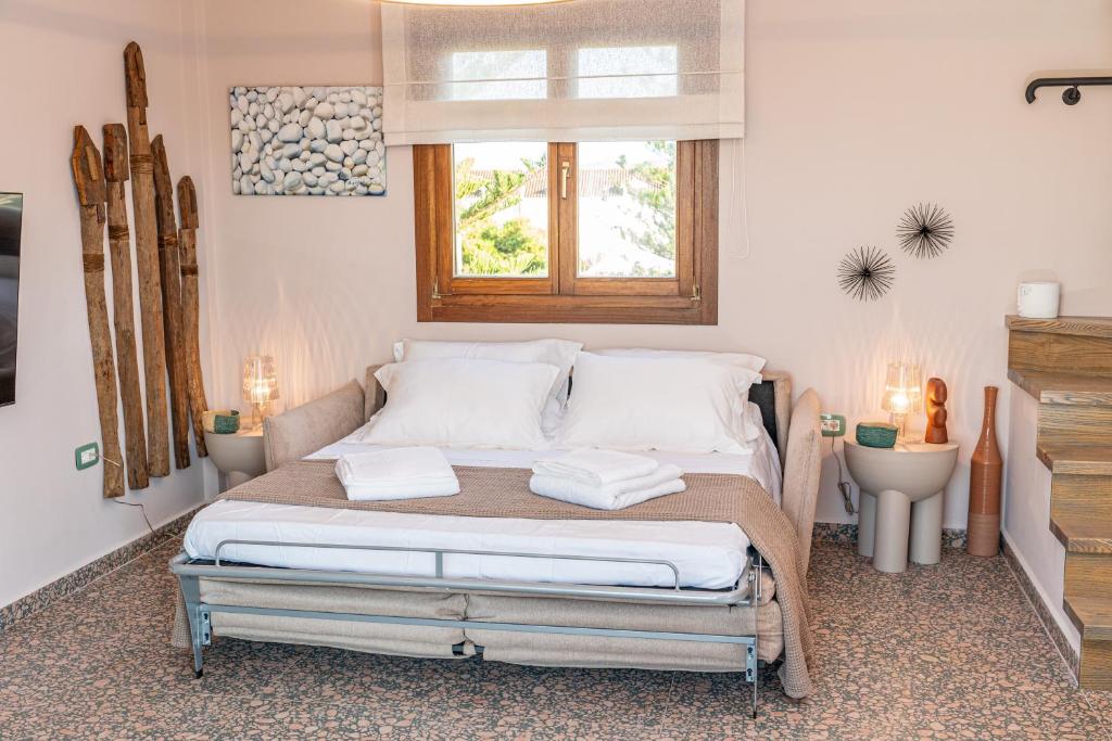 Postel nebo postele na pokoji v ubytování Pink Panther Maisonette Suite