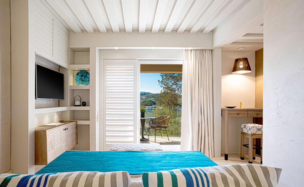 Postel nebo postele na pokoji v ubytování 7Pines Resort Sardinia - A Destination By Hyatt