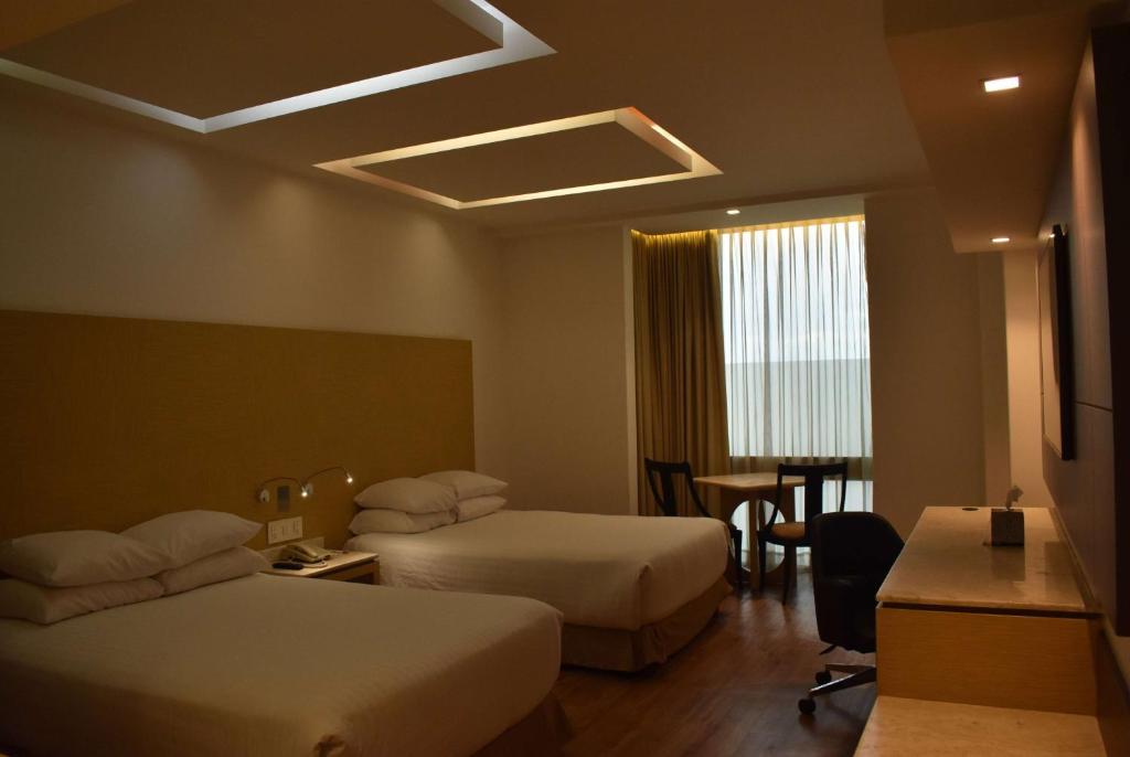 Postel nebo postele na pokoji v ubytování Ramada by Wyndham Mexico City Santa Fe