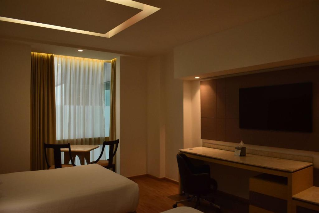 TV a/nebo společenská místnost v ubytování Ramada by Wyndham Mexico City Santa Fe