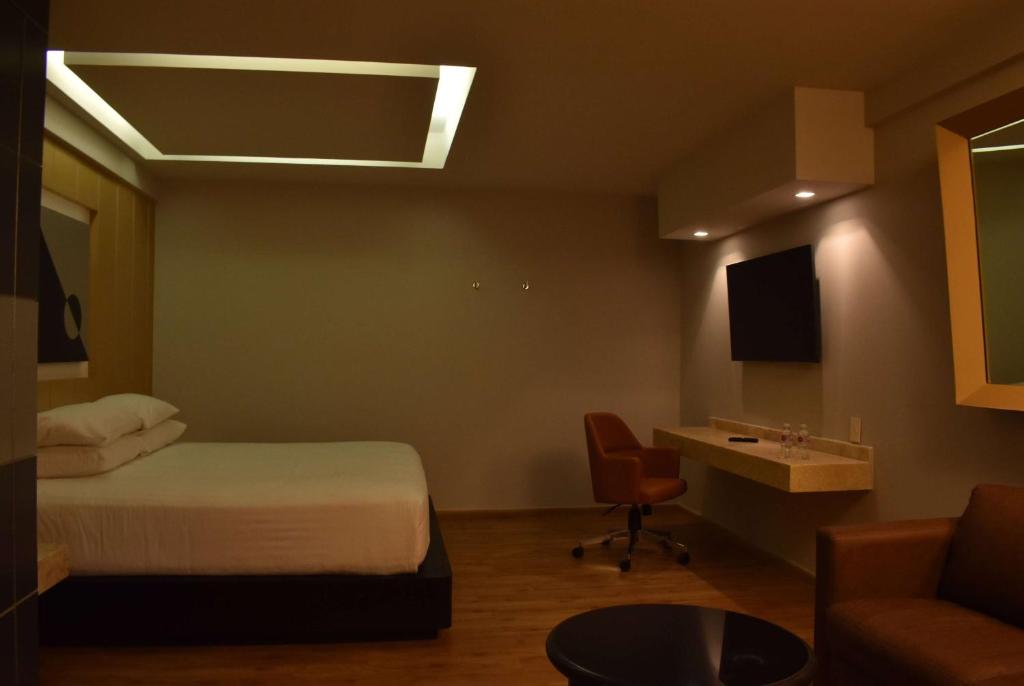Postel nebo postele na pokoji v ubytování Ramada by Wyndham Mexico City Santa Fe