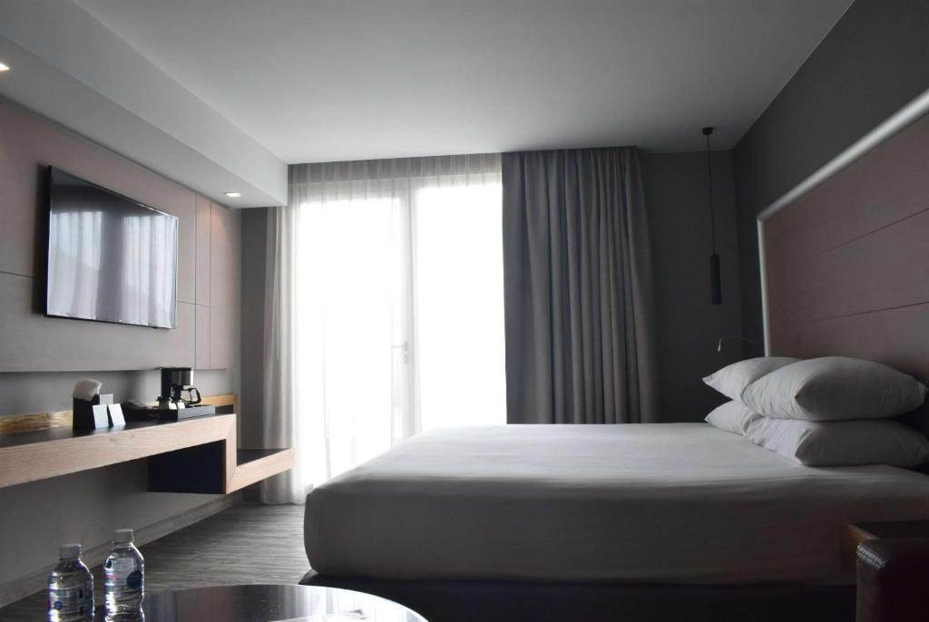 Postel nebo postele na pokoji v ubytování Ramada by Wyndham Mexico City Santa Fe