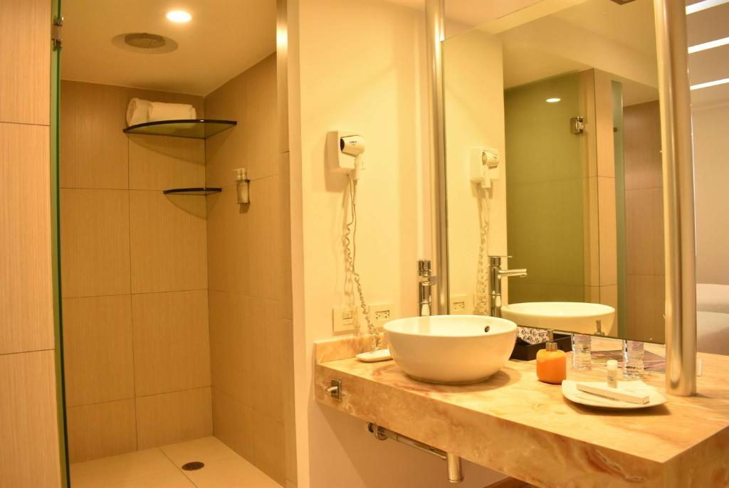 Koupelna v ubytování Ramada by Wyndham Mexico City Santa Fe