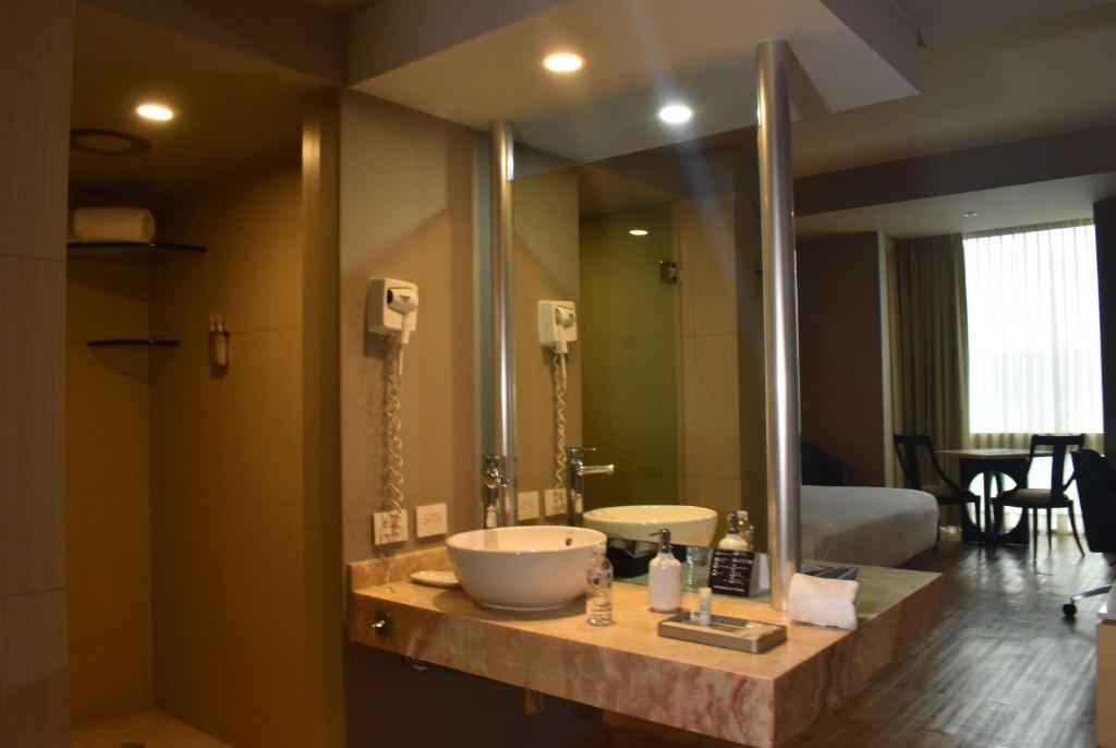 Koupelna v ubytování Ramada by Wyndham Mexico City Santa Fe