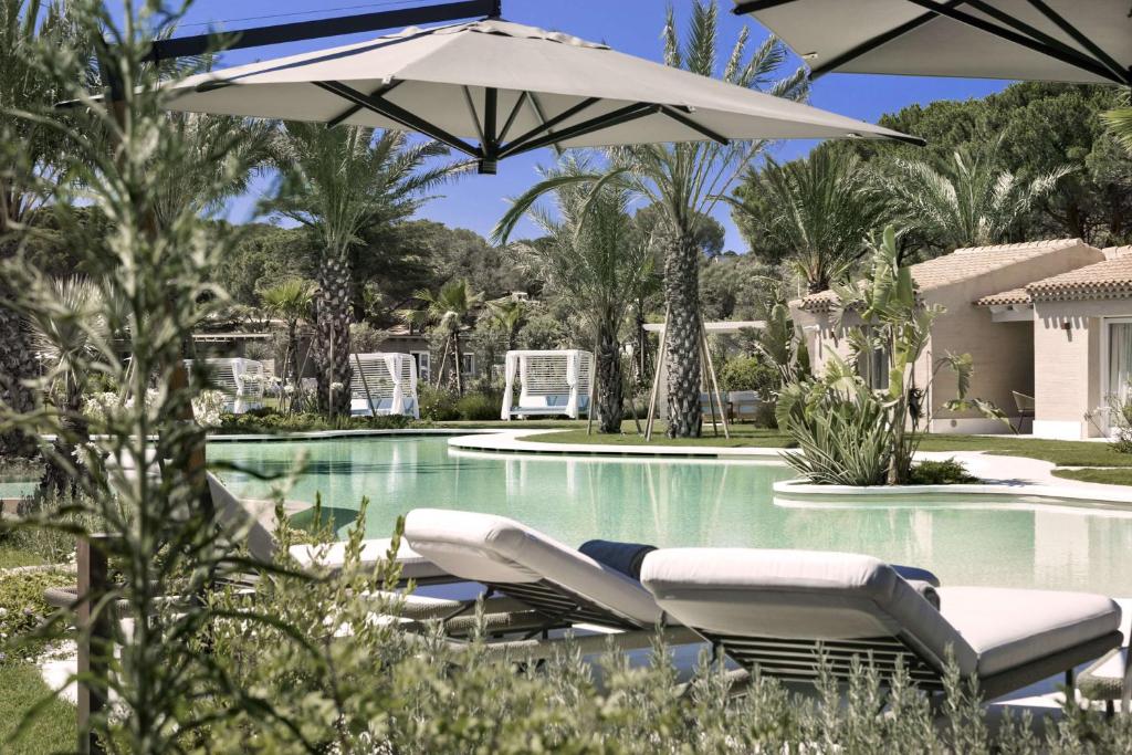 Bazén v ubytování 7Pines Resort Sardinia - A Destination By Hyatt nebo v jeho okolí