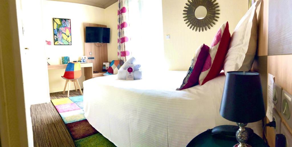 Postel nebo postele na pokoji v ubytování Kyriad Restaurant Centre SPA Vichy