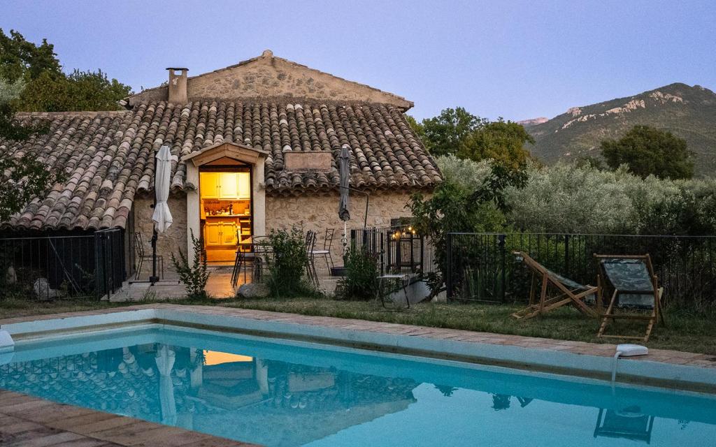 ein Haus mit Pool davor in der Unterkunft Secluded house with amazing view and swimming pool in Buis-les-Baronnies