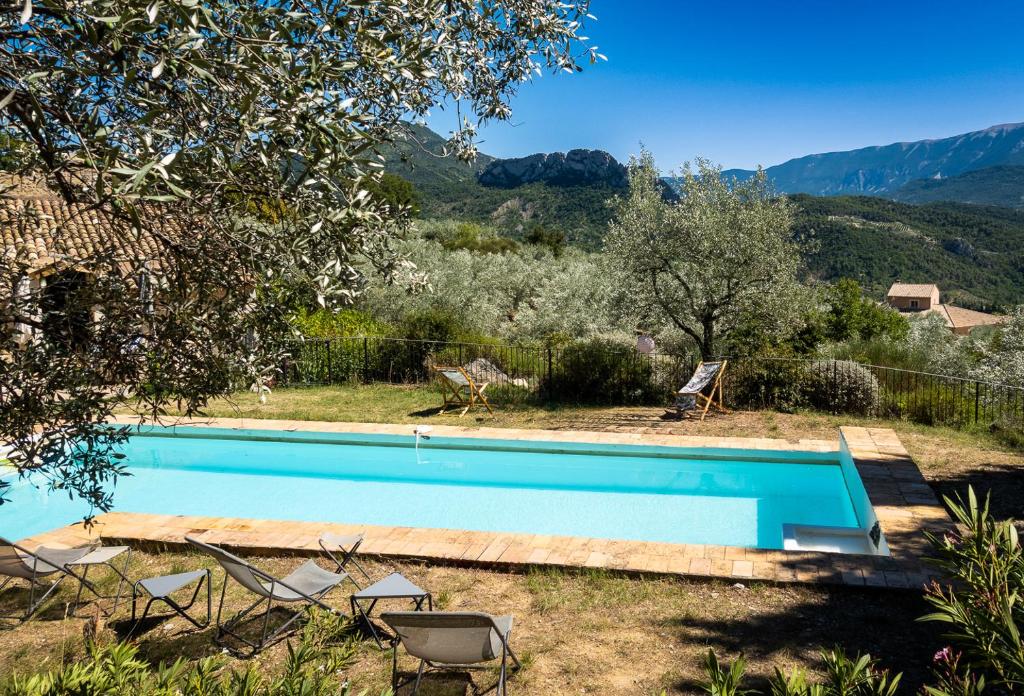 Secluded house with amazing view and swimming pool - Four-Bedroom House