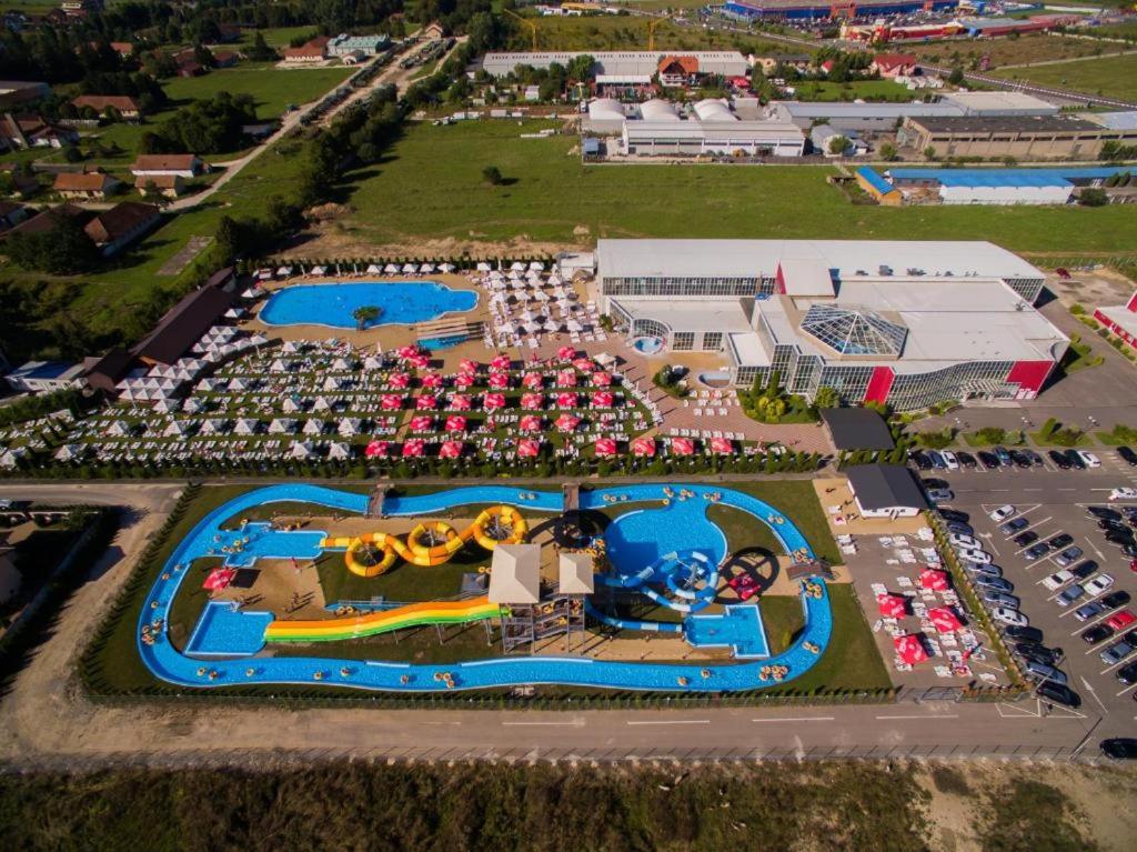 - une vue aérienne sur la piscine d'un parc d'attractions dans l'établissement Old Town Cozy Flat, à Braşov