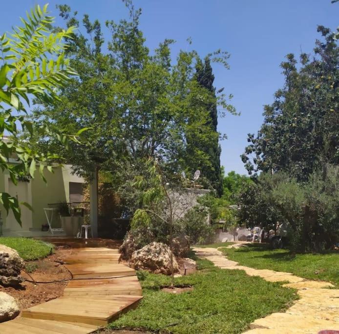 een pad dat leidt naar een huis met een boom bij Lahav Suite in Kefar Daniyyel