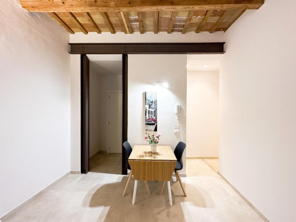 - une salle à manger avec une table et des chaises dans l'établissement A 2 Passi Bed and Breakfast, à Faenza