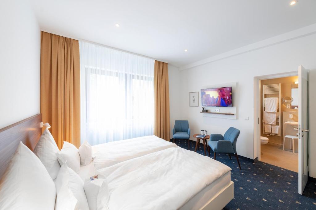 Postel nebo postele na pokoji v ubytování Hotel Adler Post