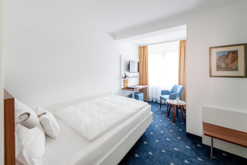 Postel nebo postele na pokoji v ubytování Hotel Adler Post