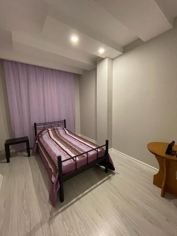 sypialnia z łóżkiem i stołem w obiekcie Sırel Plaza w mieście Nigde