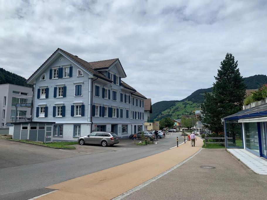 une rue dans une ville avec un bâtiment et une voiture dans l'établissement Dachwohnung Zentrum Unterwasser, à Unterwasser