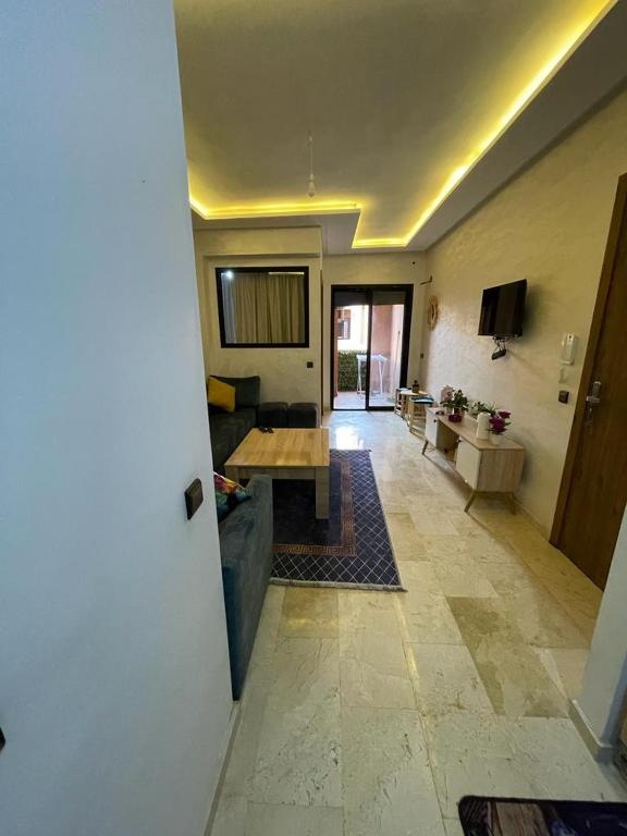 - un salon avec un canapé et une table dans l'établissement appartement a Marrakech, à Marrakech