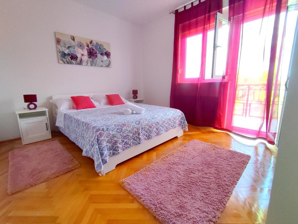 歐克魯東吉的住宿－Apartment Tea-1，一间卧室配有一张床和两块地毯