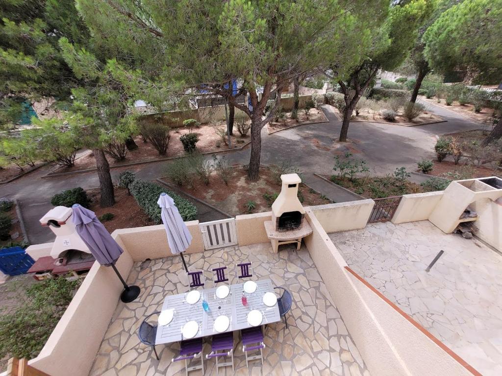 - une vue aérienne sur une terrasse avec une table et des chaises dans l'établissement Maison 8 personnes St pierre la mer, à Fleury