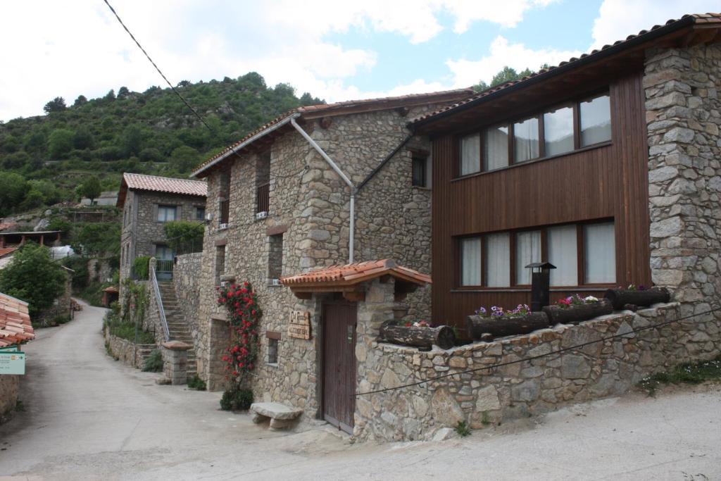 een stenen huis in een dorp met een pad bij Cal Rosetó in Aransá