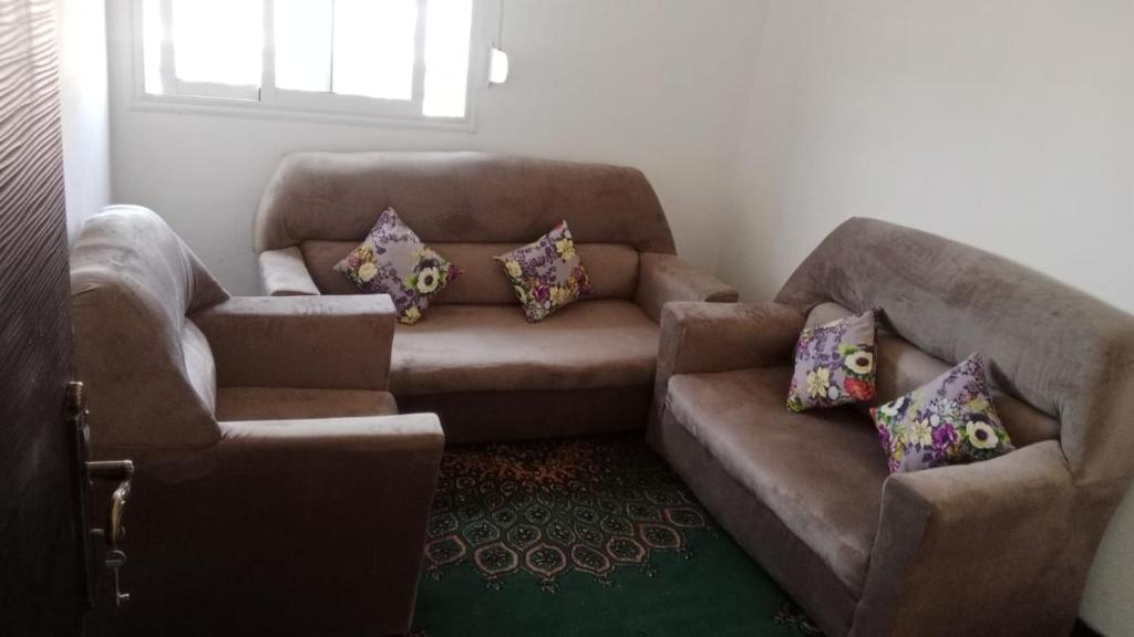 sala de estar con sofá y 2 sillas en الحي المحمدي آسفي, en Safí