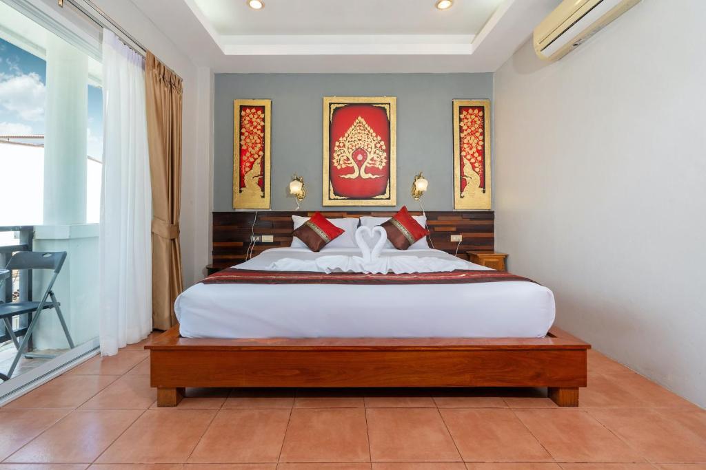 1 dormitorio con 1 cama blanca grande en una habitación en Memory 2 en Patong Beach