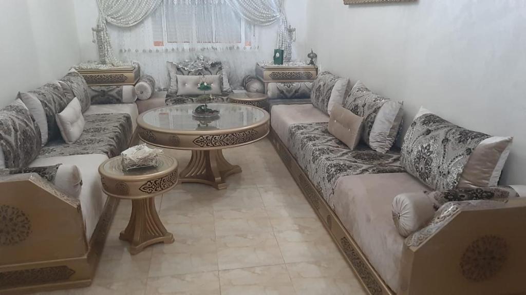 Ksar el KebirにあるZahrae 2 blok 1のソファとテーブル付きの広いリビングルーム