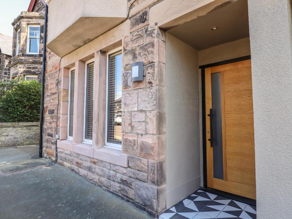 una puerta delantera de una casa con puerta de madera en Glencoe House, en Wooler