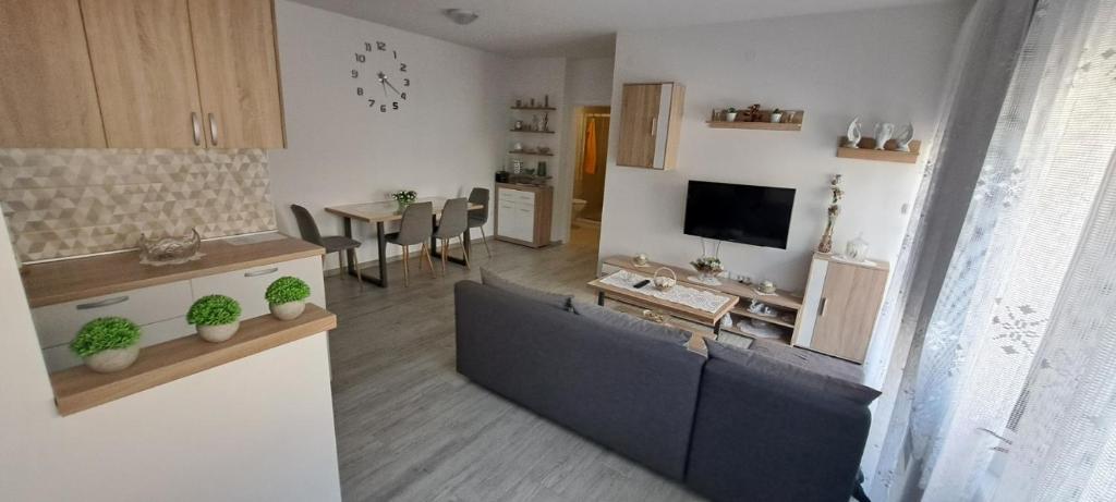 a living room with a couch and a dining room at Apartman La-iv in Bjelovar