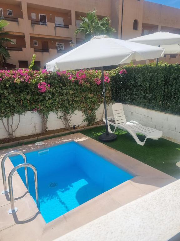 Fotografie z fotogalerie ubytování Bajo coqueto con terraza y piscina privada cerca de la playa! v destinaci Vera