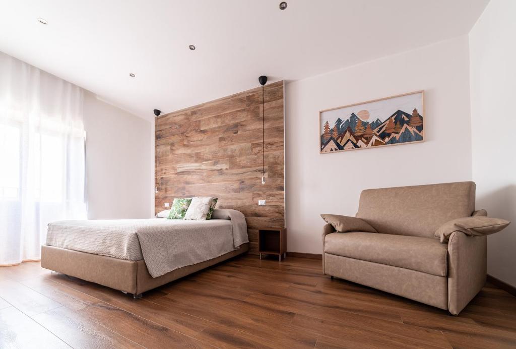 sypialnia z łóżkiem i kanapą w obiekcie B&B Dimora Belvedere w mieście Barisciano