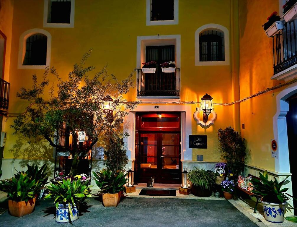 ein Gebäude mit einer Tür mit Pflanzen davor in der Unterkunft Boutique hotel El Capricho in Beniali