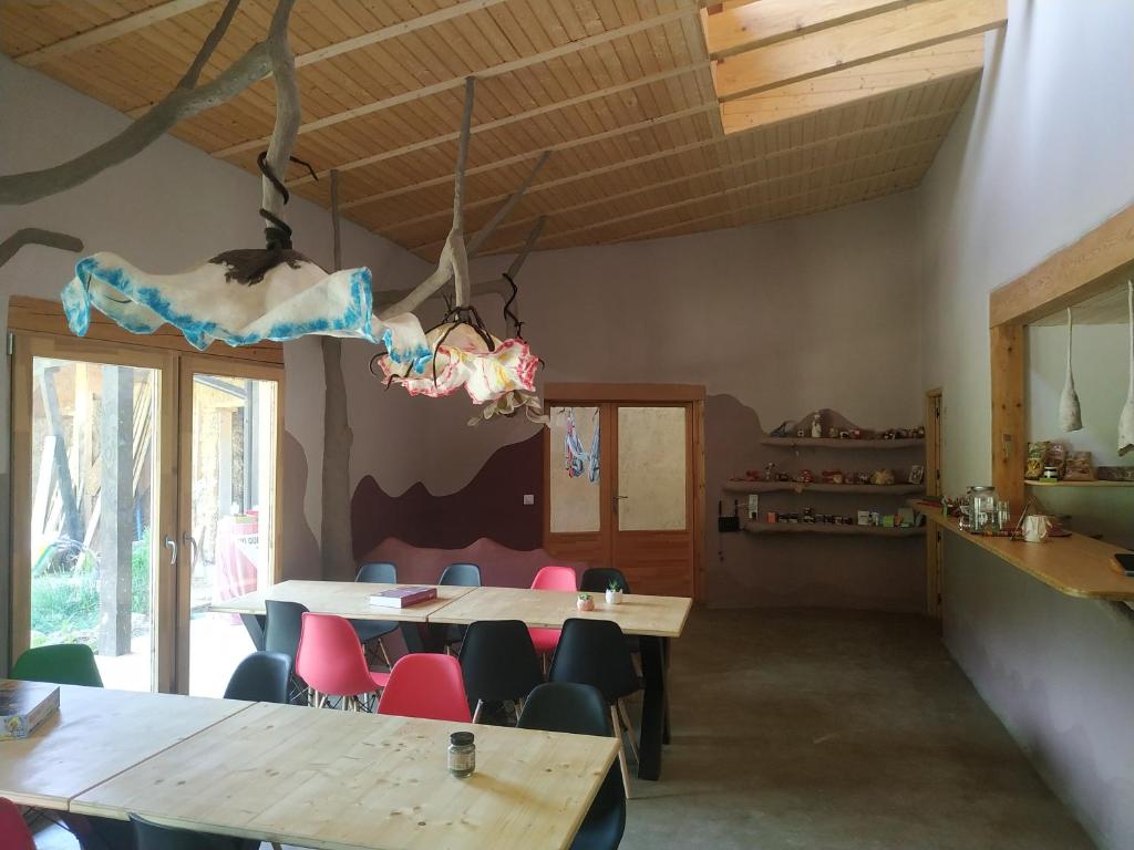 Restaurace v ubytování Mas la Llum, la casa de palla