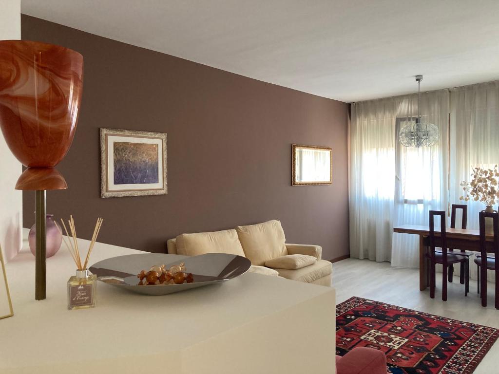 - un salon avec un canapé et une table dans l'établissement Attico Valentina, à Castelnuovo