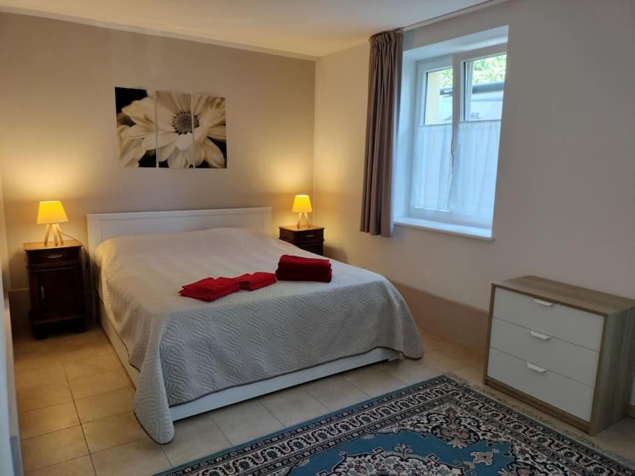 - une chambre avec un lit doté de 2 oreillers rouges dans l'établissement Casa Giuditta, à Civezzano