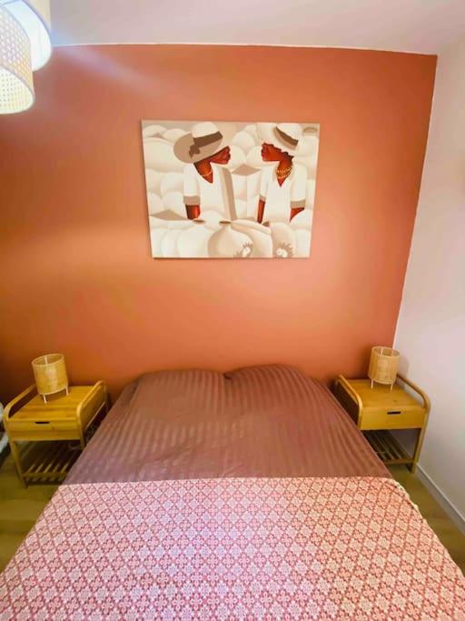 Una cama o camas en una habitaci&oacute;n de Appartement &agrave; la Favi&egrave;re T2 &agrave; 5 minutes &agrave; pied de la plage